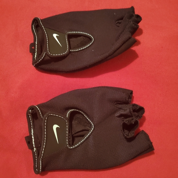 nike women's fundamental training gloves